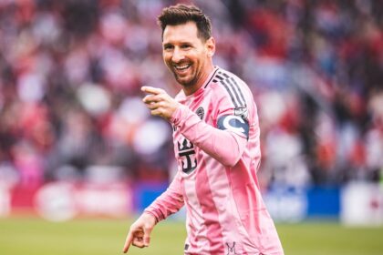 Lionel Messi corriendo con el balón en un partido de Inter Miami