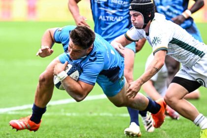 Justo Piccardo en acción durante un partido de rugby, con una potente zancada.