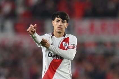 Lucas Silva en acción durante un partido con la camiseta de River
