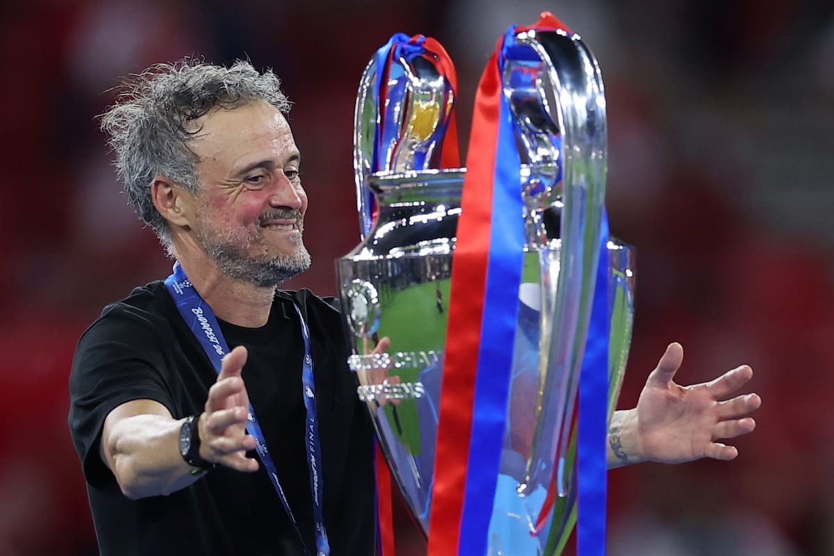 Luis Enrique sonriendo con la Orejona de la Champions League