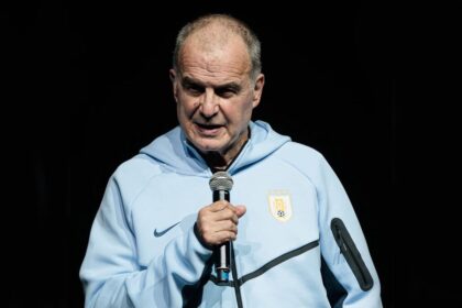 Marcelo Bielsa sonriendo durante una rueda de prensa con la selección uruguaya