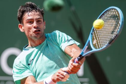 Mariano Navone en acción durante un partido de tenis en Ginebra