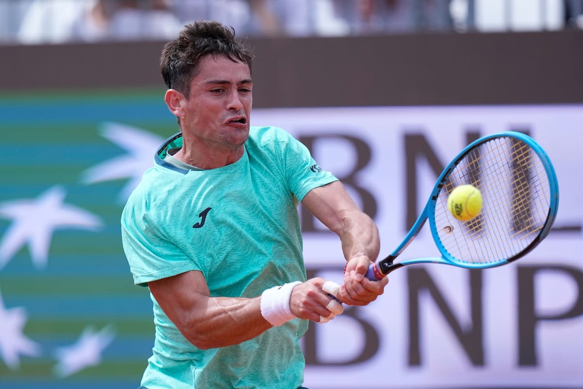Mariano Navone en acción durante un partido de tenis en Roma
