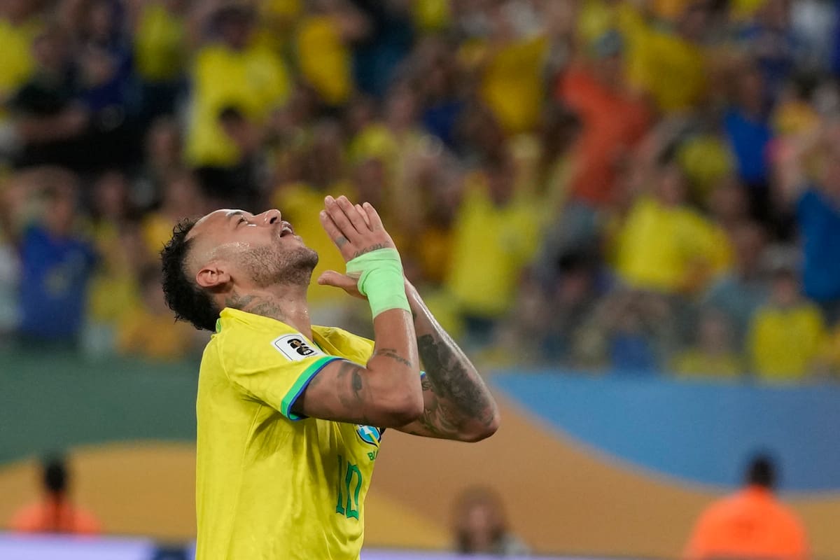 Neymar Jr. sonriendo con la camiseta de Brasil, con un fondo del estadio Maracaná