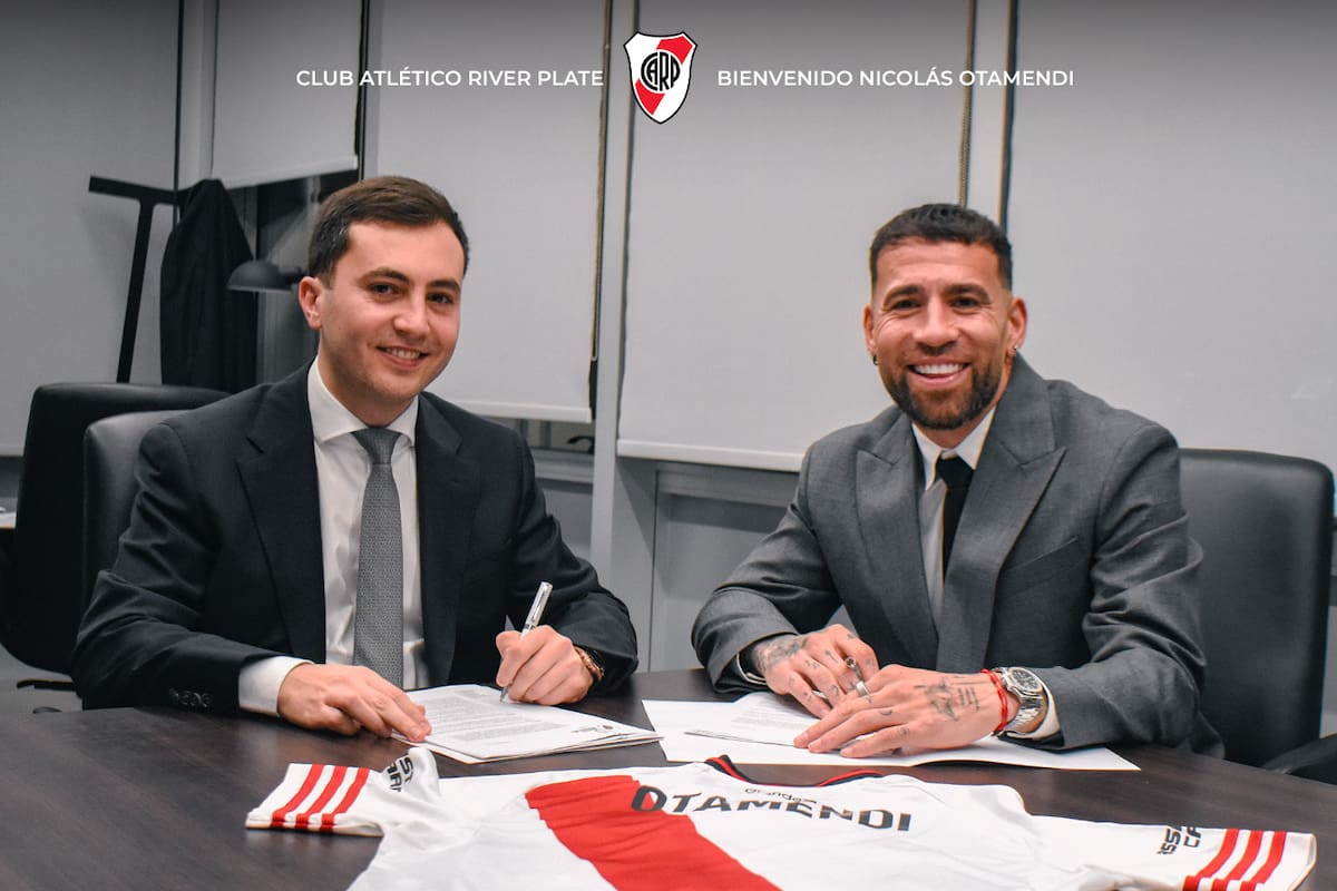 Nicolás Otamendi sonriendo con la camiseta de River