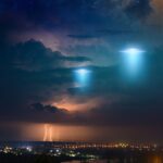 Imagen de un objeto volador no identificado con luces brillantes y movimientos imposibles