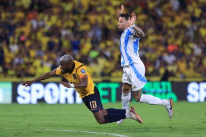 Nicolás Otamendi jugando con la selección argentina de fútbol