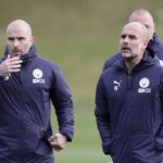 Pep Guardiola dirigiendo a Manchester City en un partido de la Premier League