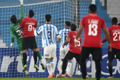 Jugadores de Racing en acción durante un partido de fútbol