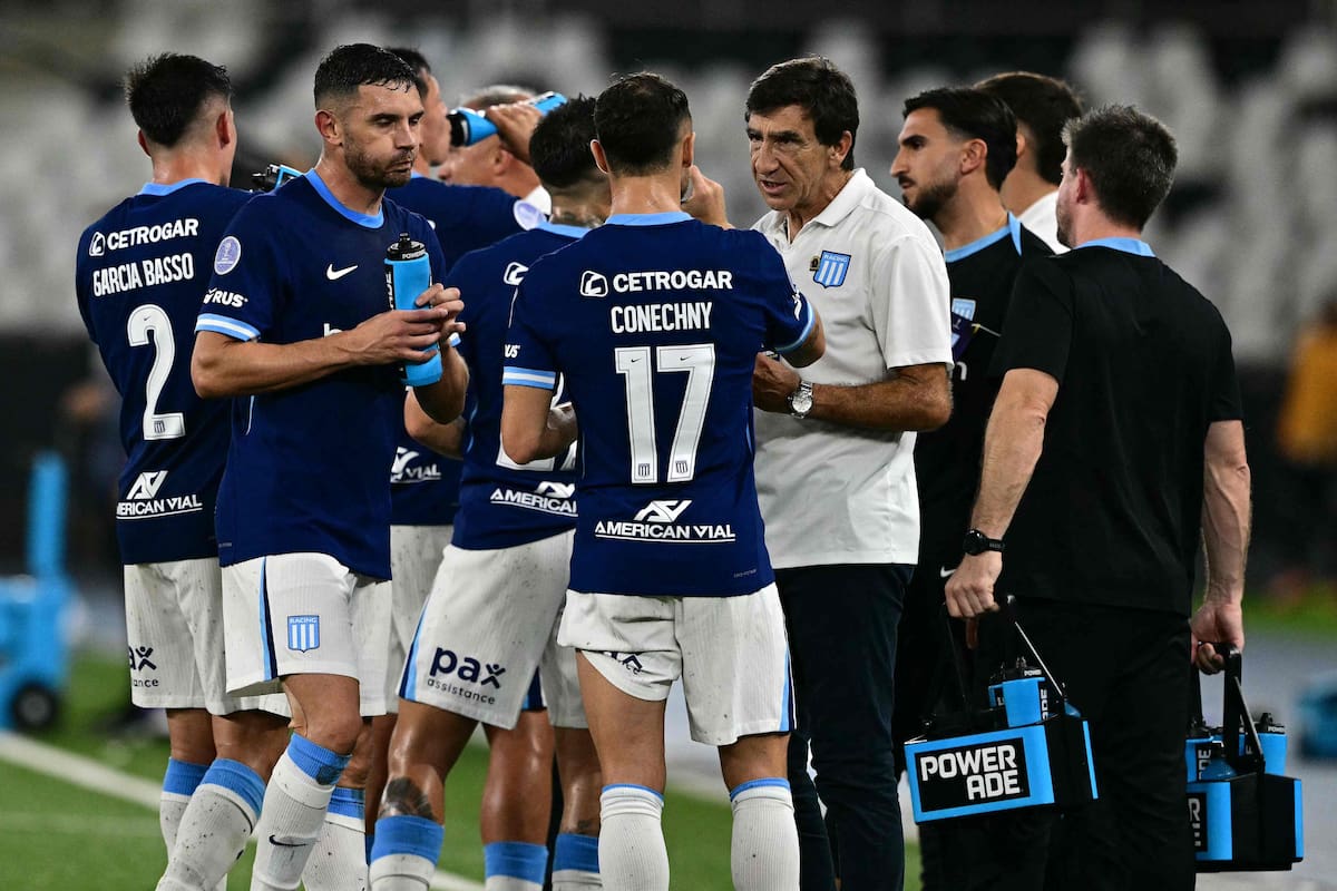Jugadores de Racing lamentando una oportunidad de gol perdida durante un partido contra Botafogo
