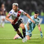 Maximiliano Salas anotando el gol de la victoria de River Plate contra Carabobo