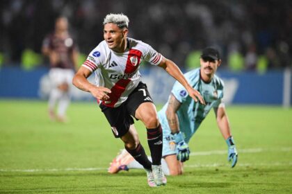 Maximiliano Salas anotando el gol de la victoria de River Plate contra Carabobo