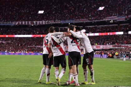 Jugadores de River celebrando un gol en el estadio Monumental
