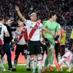 Imagen de un jugador de River celebrando un gol en un estadio abarrotado