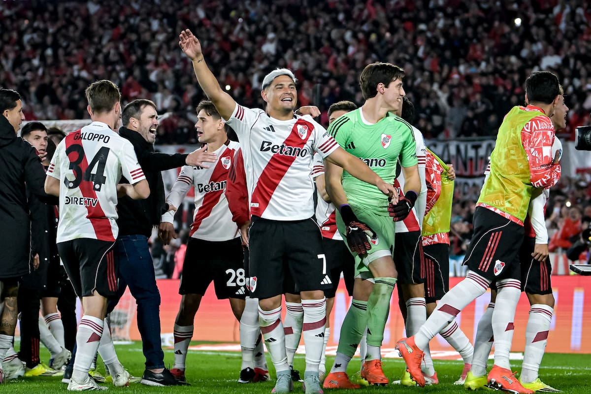 Imagen de un jugador de River celebrando un gol en un estadio abarrotado