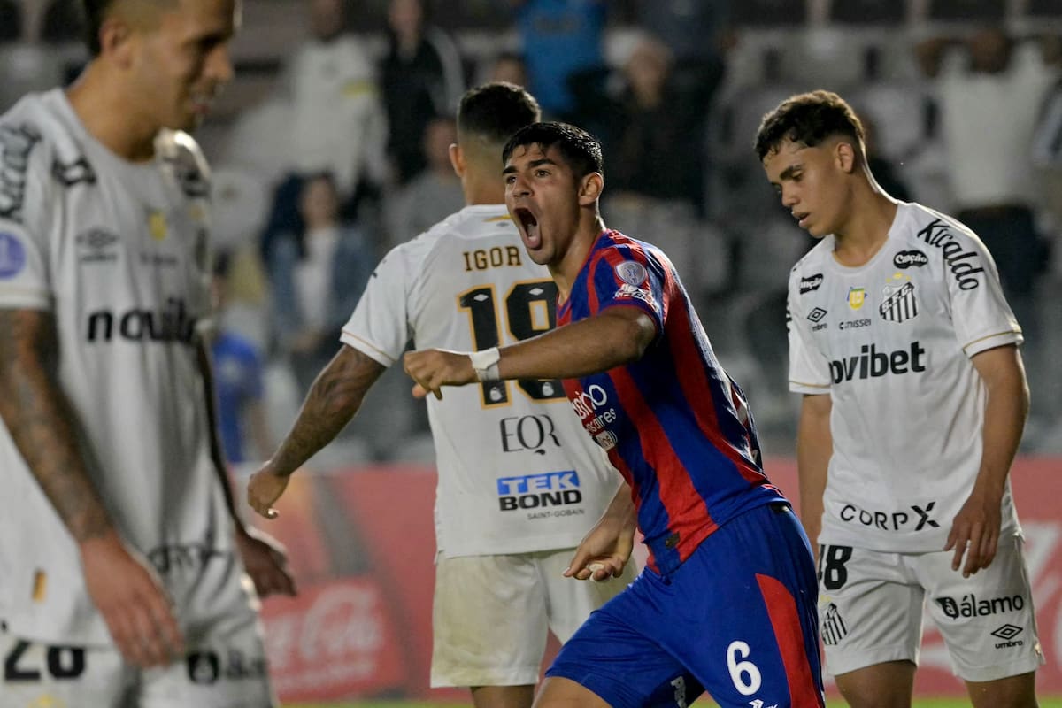 Jugadores de San Lorenzo celebrando un gol en un partido de fútbol