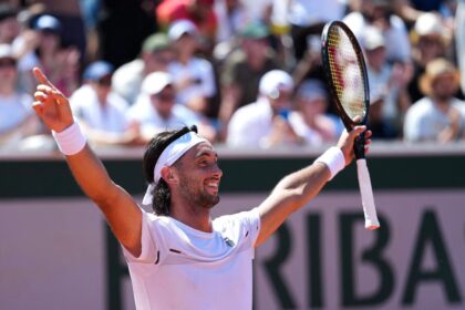 Thiago Tirante sonriendo tras vencer a Alejandro Davidovich Fokina en Roland Garros