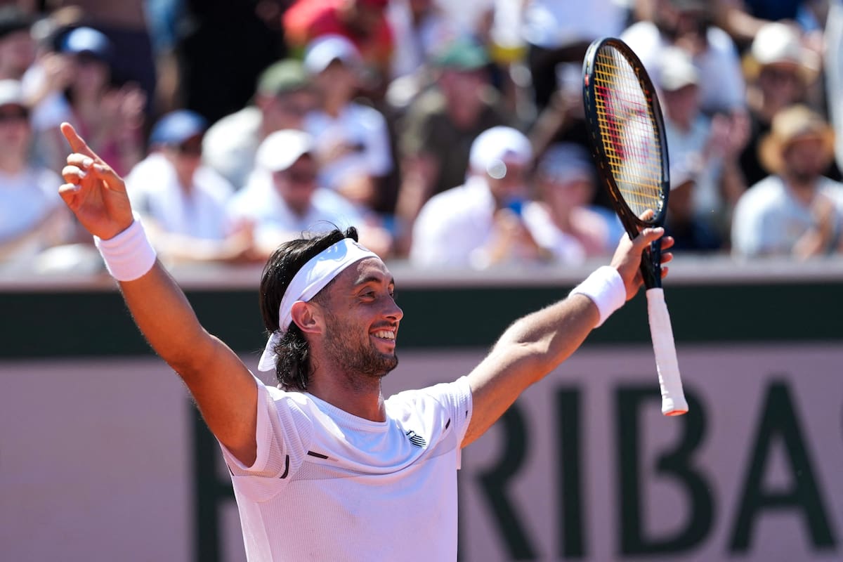 Thiago Tirante sonriendo tras vencer a Alejandro Davidovich Fokina en Roland Garros