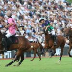 Jugadores de polo en acción durante un partido de la Triple Corona argentina