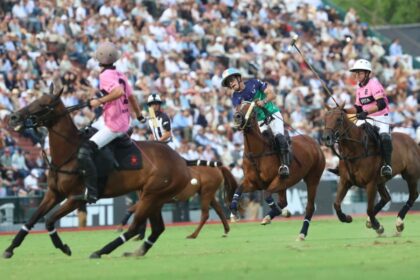 Jugadores de polo en acción durante un partido de la Triple Corona argentina