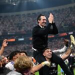 Unai Emery levantando el trofeo de la Europa League con jugadores de Aston Villa