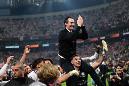 Unai Emery levantando el trofeo de la Europa League con jugadores de Aston Villa