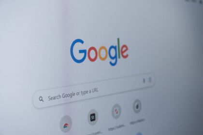 Imagen de la pantalla de Google girando 360 grados con el truco 'do a barrel roll'