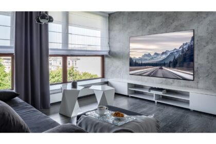 Una imagen de un estadio de fútbol con una pantalla gigante de TV OLED 4K mostrando un partido emocionante