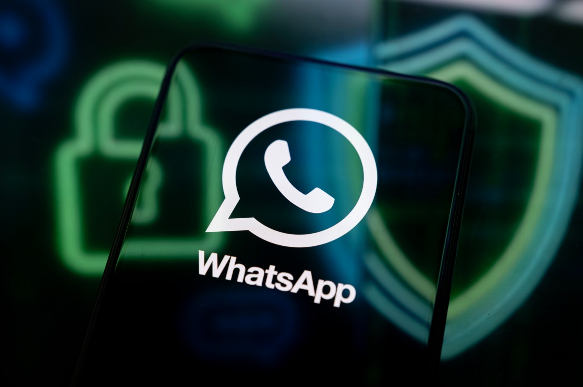 Una persona usando WhatsApp de forma privada en su teléfono