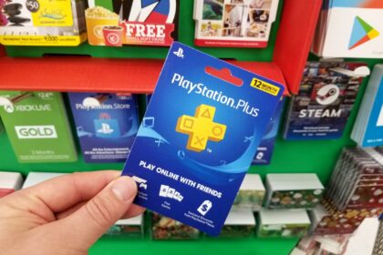 Persona sostiene un mando de PlayStation con un fondo de dinero y un gráfico de precios en aumento