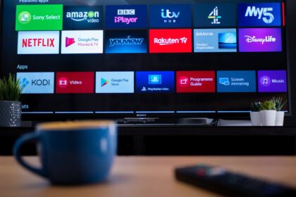 Una persona conectando un cable Ethernet a su smart TV