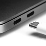 Imagen de un puerto USB azul turquesa con el símbolo 'SS' grabado cerca, que indica una velocidad de hasta 10 Gbps.