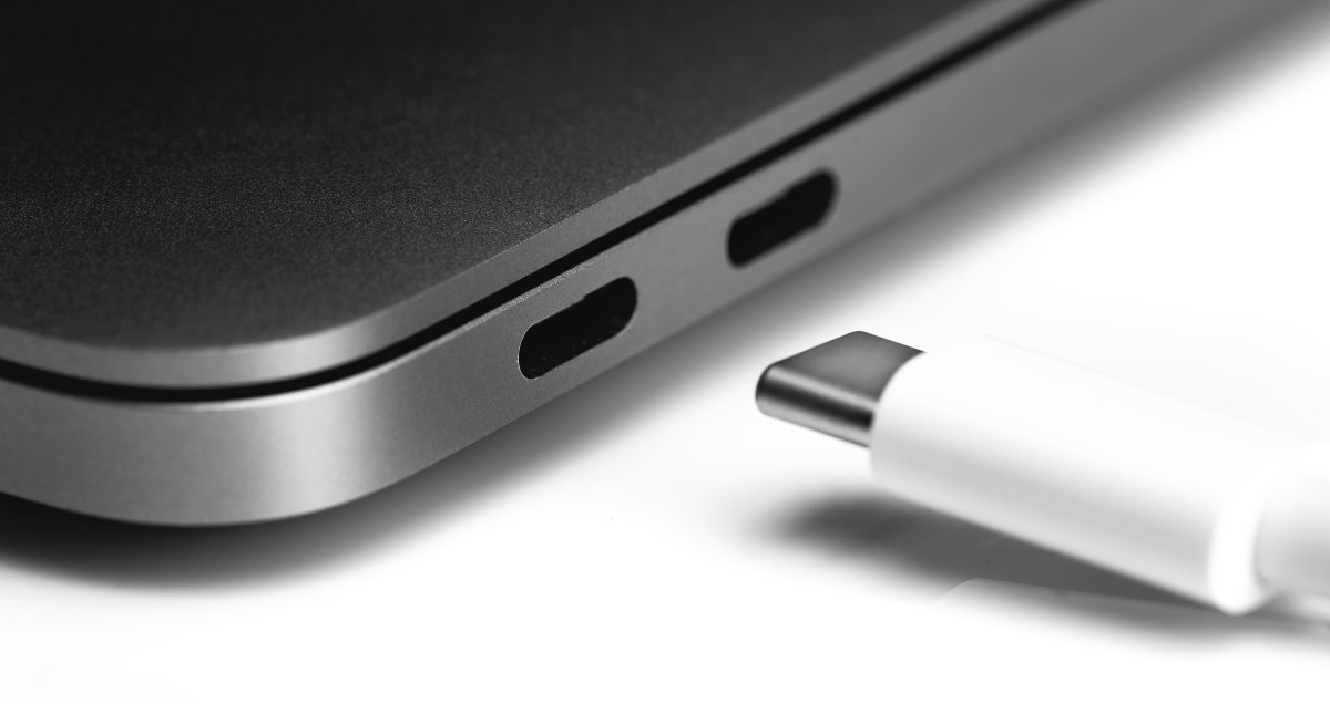 Imagen de un puerto USB azul turquesa con el símbolo 'SS' grabado cerca, que indica una velocidad de hasta 10 Gbps.