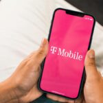 Persona con un smartphone mostrando un código QR para activar un plan eSIM
