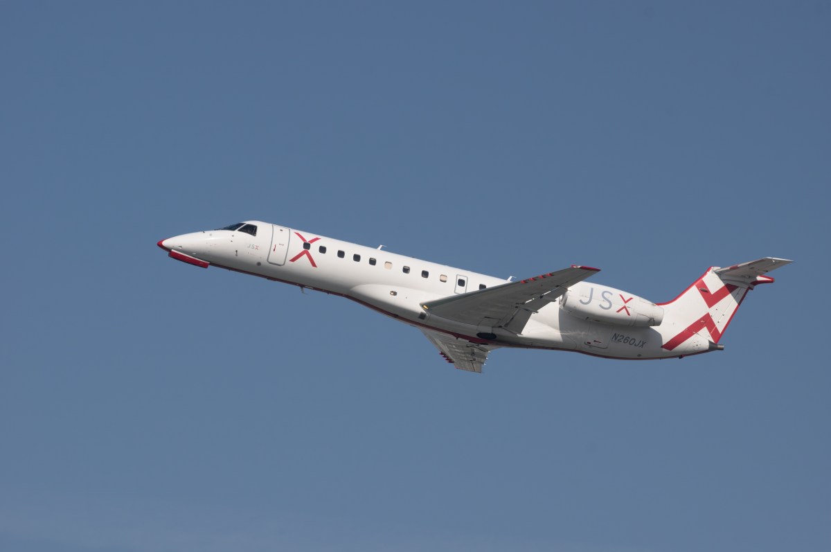 Imagen de un jet privado en vuelo, listo para despegar hacia un refugio de lujo