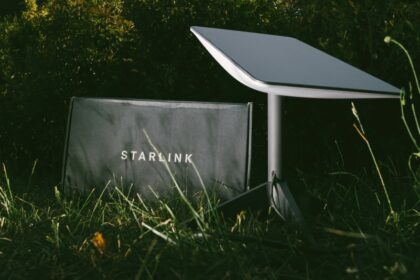 Persona disfrutando de internet de alta velocidad gracias a Starlink