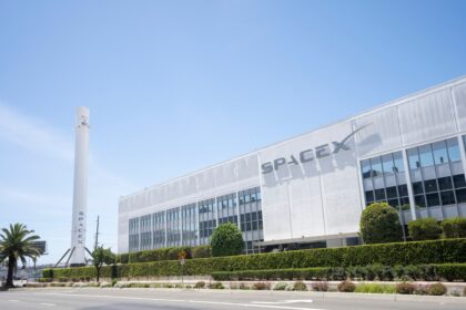 Imagen de un satélite en órbita con un centro de datos espacial, aprovechando la energía solar y el vacío para enfriar sus sistemas.