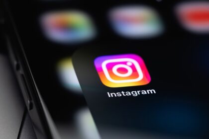 Una persona con un teléfono Android capturando una imagen de alta calidad para subir a Instagram