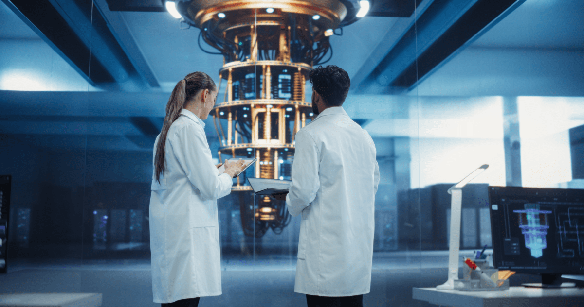 Científico trabajando con una computadora cuántica y un modelo de IA en un laboratorio