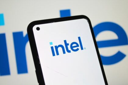 Imagen de un procesador de computadora con el logotipo de Apple y Intel en el fondo, simbolizando su nuevo acuerdo de colaboración