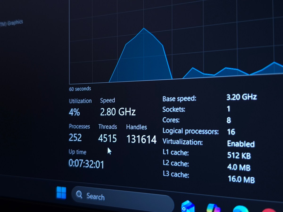 Una imagen de una persona trabajando en un PC con Windows con una mayor fluidez y velocidad gracias a ajustes en la configuración de privacidad.