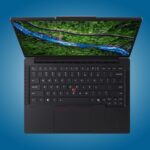 Imagen de un portátil Lenovo ThinkPad P14s Gen 7 con una pantalla OLED de alta resolución