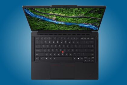 Imagen de un portátil Lenovo ThinkPad P14s Gen 7 con una pantalla OLED de alta resolución