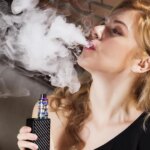 Imagen de un paquete de cigarrillos con una advertencia de salud en el fondo, con un debate sobre la regulación del tabaco en primer plano