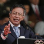 Gustavo Petro en una imagen de archivo, rodeado de banderas de Colombia