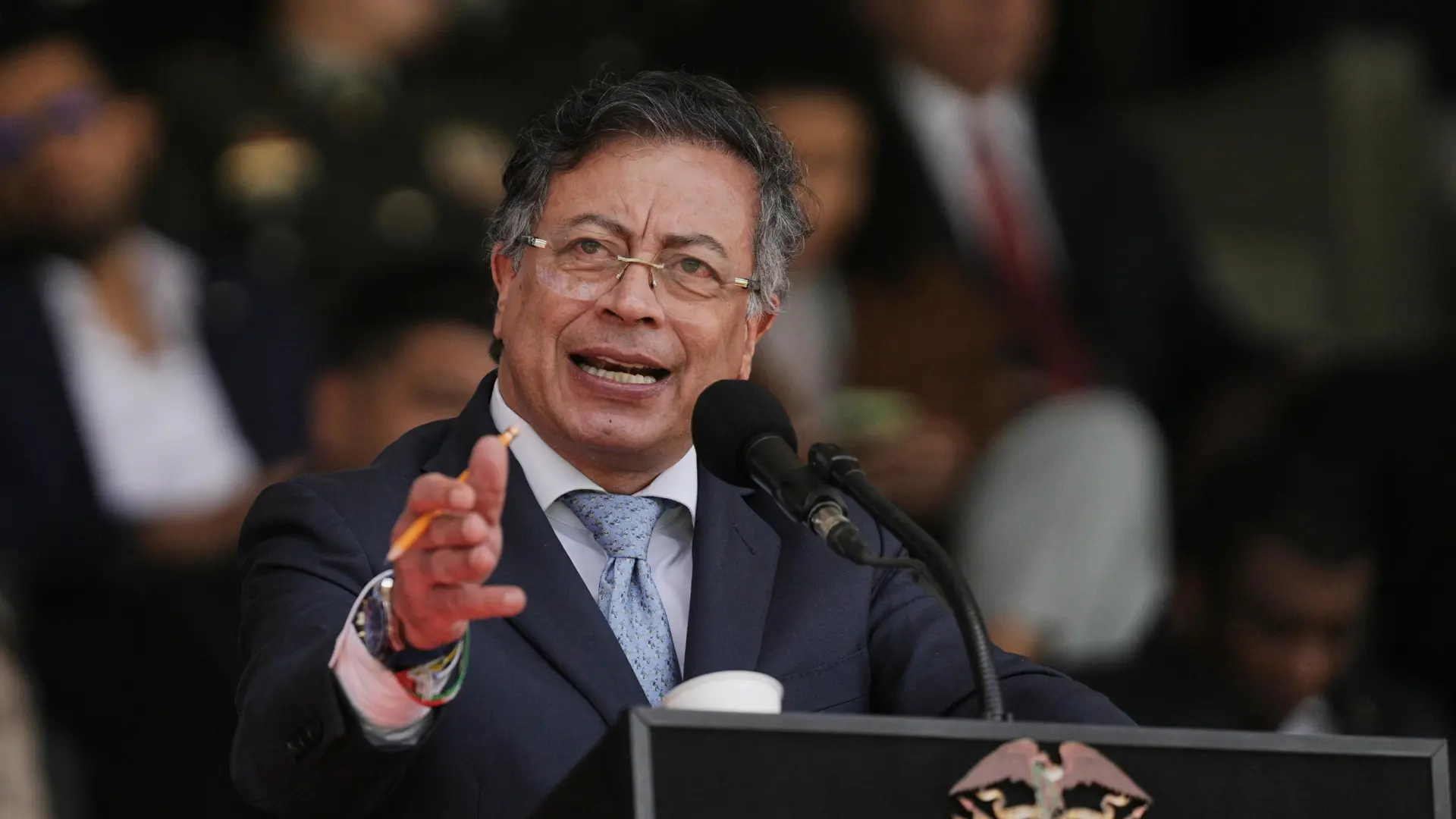 Gustavo Petro en una imagen de archivo, rodeado de banderas de Colombia