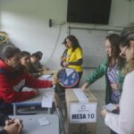 Votantes colombianos acudiendo a un centro electoral