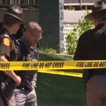 Imagen de una escena del crimen en Muscatine, Iowa, con agentes de policía investigando