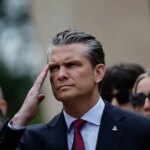 El secretario de Defensa de EEUU compara el desembarco de Normandía con la "invasión" de inmigrantes en las playas de España