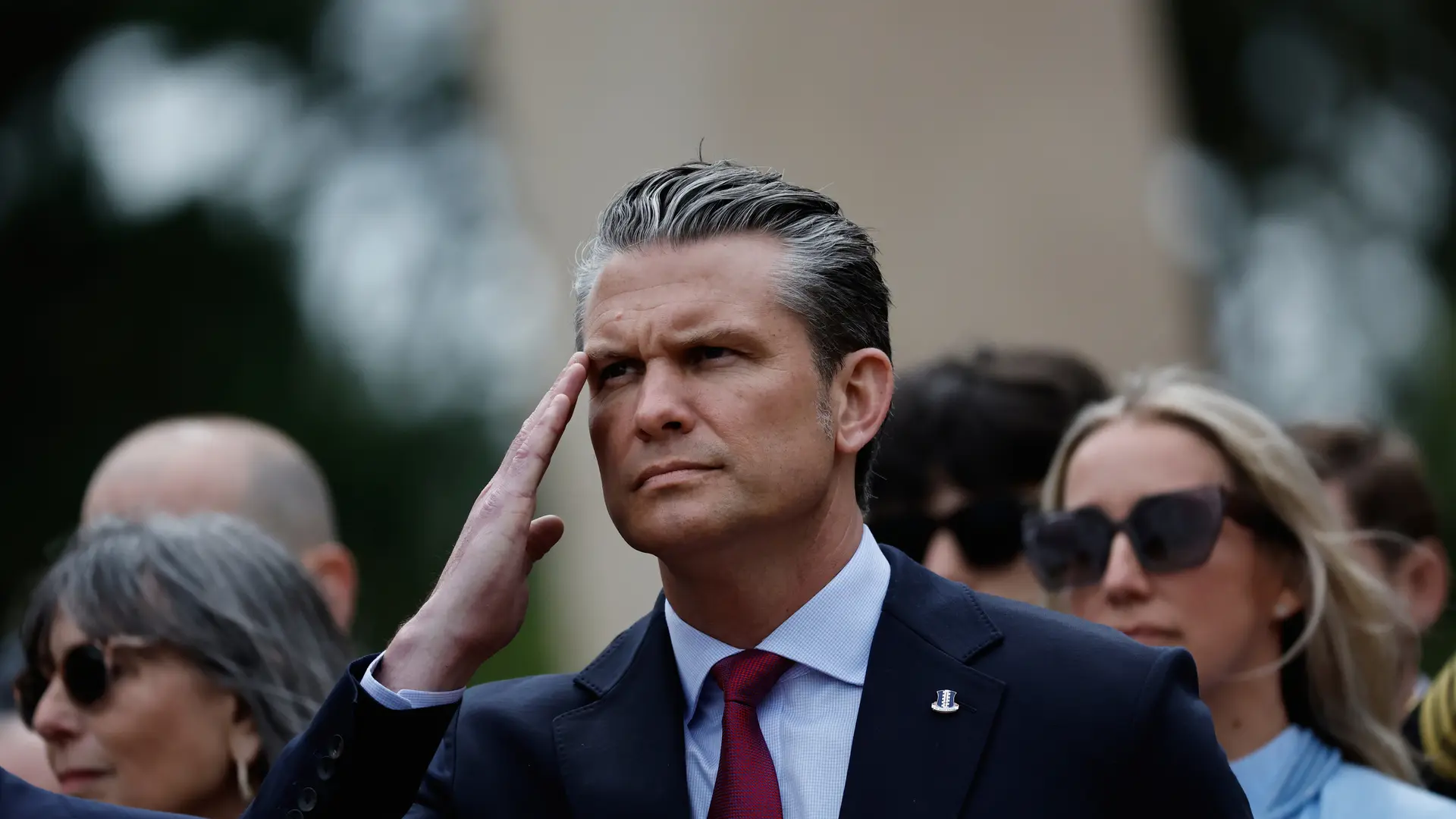 El secretario de Defensa de EEUU compara el desembarco de Normandía con la "invasión" de inmigrantes en las playas de España